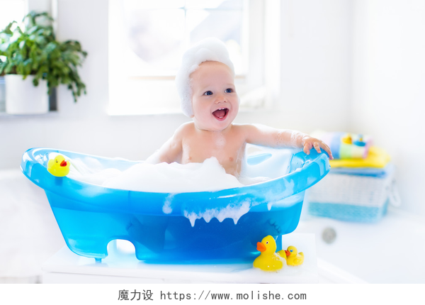 沐浴盆里的婴儿Little baby taking a bath
